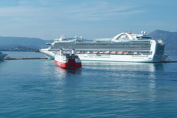 100_1849 small LAIVALLA VENEZIA PATRA KERKYRA SATAMA.jpg - 294650 Bytes